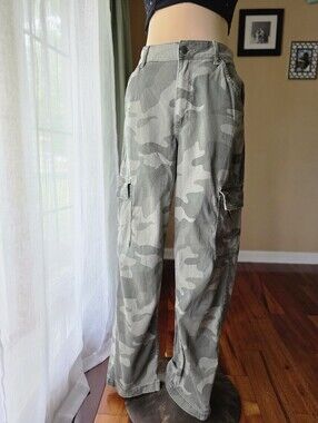 Hollister Ultra High Waisted Baggy Camo Cargo Pants Women's Size 6R 28 Waist
